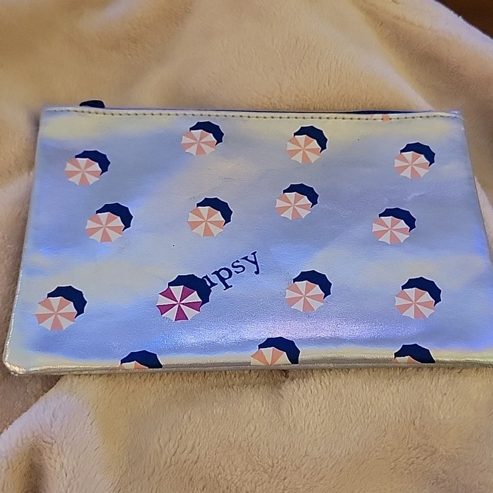 Ipsy silver bag pink white red navy blue beach umbrellas zipper closure EUC …